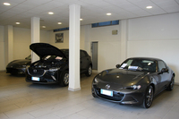 取材に訪れた日、納車専用ブースでは、3台のマツダ車がオーナーを待っていた。