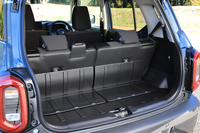 後席背面と床に樹脂パーツを使ったラゲッジスペースは従来モデルと変わらない。後席のスライド機構によって奥行きを変えられる。