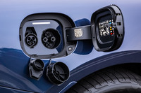 「EQS450＋」のリチウムイオンバッテリー容量は107.8kWhで、WLTCモードにおける一充電走行距離は700km。バッテリーには10年もしくは25万kmの性能保証（残容量70％）が付いている。