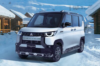 ウインターレジャーに好適な「デリカミニ」に合わせ、販売店ではこんなディーラーオプションも用意。「CHAMONIX（シャモニー）パッケージ」は、デリカミニのタフなイメージを強調する外装パーツやデカール、オールウェザーマットをセットにしたもので、さらにマッドフラップやルーフラックアタッチメント、ベースキャリアを組み合わせた「CHAMONIXコンプリートパッケージ」も設定される。