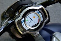 TFT液晶のデジタルメーターは角度の調整が可能。2種類の表示デザインが用意されており、さらに表示レイアウトも2種類から選択できる。