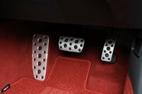 「RZ」に装備されるアルミスポーツペダル。今回の改良では、電子スロットルの出力特性を変更。コントロール性の向上が図られている。