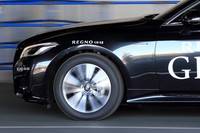 「トヨタ・クラウン」に新品の「レグノGR-XII」と6割摩耗時の同製品、そして従来品の「レグノGR-XI」を装着し、30km/h走行時のノイズを聞き比べる試乗も行われた。写真は新品のGR-XIIを装着した車両。