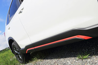 サイドシルガーニッシュに加えられたオレンジのアクセント。ドアはボディーの下部まで覆う形状となっており、乗り込む際にズボンやスカートの裾が汚れづらくなっている。