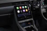 センターモニターは9.8インチのタッチ式ディスプレイ。多くの機能は同ディスプレイ内のメニューから実行することになる。