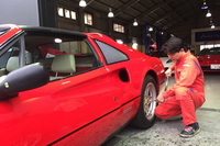 “赤い玉号”を整備中の平澤氏。