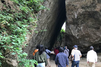 琉球王国最高の聖地といわれる斎場御嶽。2000年に世界遺産に登録され海外からも多くの人が訪れている。