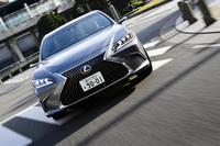 
	新型「レクサスES」のサスペンションには、ボディーの微小な動きに対しても減衰力を発生させる「スウィングバルブショックアブソーバー」を初採用。フラットかつしなやかな乗り心地が追求されている。
	