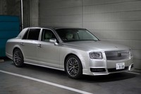 車両本体価格3097万6000円は、ベースとなった「トヨタ・センチュリー」（1996万2963円）の1.5倍以上！ 36台の台数限定で2020年夏に発売される予定となっている。