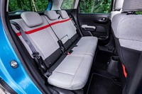 リアシートは、60：40の分割式スライドと同可倒式バックレスト機構を採用。シートを一番前にスライドさせると、荷室容量は通常時の410リッターから520リッターにまで拡大される。