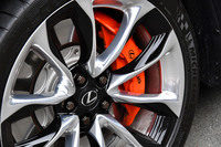 前後に高摩擦ブレーキパッドが標準装備される“Sパッケージ”のブレーキシステム。 オレンジに塗られた「LEXUS」ロゴ入りブレーキキャリパーは、4万4000円のオプションアイテム。