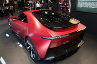 ラピダの開発にあたっては、イタルデザインの社員も教員として参画。商品企画シミュレーションから製作現場の提供まで行った。