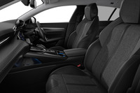 「508SW」のインテリアは基本的にベースとなった「508」と同様のデザインだが、後席の居住性は向上。