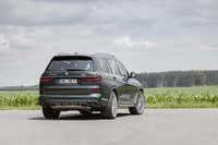 「アルピナ・ブルーメタリック」または「アルピナ・グリーンメタリック」が標準設定の外板色となる。