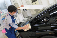 白い板をボディーにかざし、反射の様子で拭き残しがないか確認。「VP326」は拭き残しがあるとやり直しがきかないので、特に慎重にチェックする。