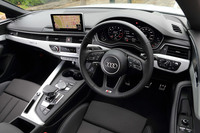 「A5クーペ」のインストゥルメントパネルまわり。装飾パネルには3種類のデザインが用意されており、オプションの「S lineパッケージ」装着車には、写真のマットブラッシュトアルミニウムのパネルが用いられる。