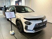 現行「イプシロン」のなかでも「HFライン」には異なるフロントの意匠が与えられている。2025年11月撮影。