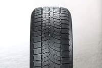 コンパウンドには氷の表面の水幕を瞬時に除去する新開発の「吸着クルミゴム」を採用した。