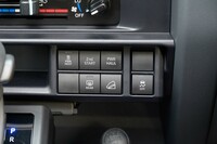 センタークラスターに備わるスイッチパネル。冷温時に車内を急速に暖めるためのパワーヒーターや、滑りやすい路面での発進時に用いるセカンドスタート機能、より力強い走りや強めのエンジンブレーキが必要なときに用いるパワーホールド機能、下り坂で車速を一定に保つ「ダウンヒルアシストコントロール」などのスイッチが並ぶ。