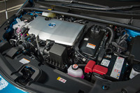 ハイブリッドシステムは、基本的に「プリウス」と同じものを採用。1.8リッター直4エンジンにモーターが組み合わされる。