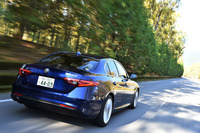 「ジュリア スーパー」には、緊急自動ブレーキやアダプティブクルーズコントロール、ブラインドスポットモニターといった先進運転支援システムが標準で備わる。