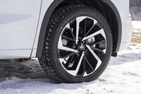 タイヤサイズは255/45R20。雪道走行に備えてブリヂストンのスタッドレスタイヤ「ブリザックDM-V3」を履いていた。