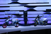 EVスクーターの「E02」（左）と「E01」（右）。