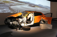 衝突実験に供された旧型「XC60」。