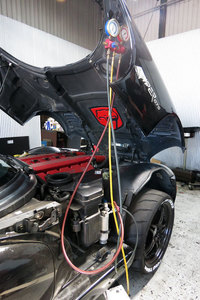 冷媒ガスを充てんしている様子。これでエアコンが完治すればよかったのだが、そうは問屋が卸さなかった。