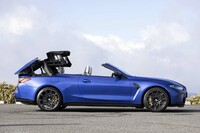 ルーフ開閉の所要時間は18秒と公表される。50km/hまでであれば、走行中でも操作可能。