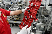 マラネロの工場では熟練の職人が手作りでエンジンの組み立てを行う。