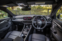 インストゥルメントパネルのデザインは、先に登場したマイルドハイブリッド車に準じたもの。10.25インチのタッチスクリーンをダッシュボードのセンターに配置し、メーターパネルには12.3インチの大型デジタルクラスターが採用される。