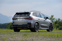 BMWのSUVラインナップのなかでも、もっともコンパクトなモデルである「X1」。「X1 M35i xDrive」は同車のハイパフォーマンスバージョンであり、日本では2023年9月に発表された。