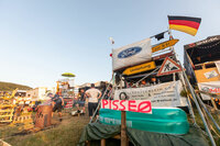 みんなこうやって櫓（やぐら）組んで観戦してます。情熱がすごい。