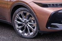 今回の試乗車はダークプレミアムメタリック塗装の21インチノイズリダクションアルミホイールに、225/45R21サイズの「ミシュランeプライマシー」タイヤを組み合わせていた。