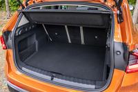 後席使用時の荷室容量は540リッターで、後席の背もたれを倒せば1600リッターにまで拡大可能。リモートコントロールキーまたはテールゲート先端のボタン操作でテールゲートを開閉できる「オートマチックテールゲートオペレーション」が全車に標準装備される。