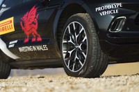 アルミホイールは2種類のデザインが用意され、サイズはいずれも22インチ。試乗車には、ピレリの「スコーピオン ゼロ」タイヤが組み合わされていた。