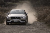 フロント／リアともサスペンションの主要パーツを「V90クロスカントリー」と共用。「V60クロスカントリー」の乗り心地のよさは上位モデル譲りといえるものだ。