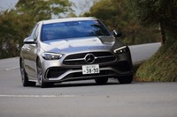 フロントが4リンク式、リアがマルチリンク式の足まわりは先代モデルと同じ。「AMGライン」を選ぶとスポーツサスペンションに変更される。