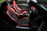 シートはボルドーレッドの部分に本革を、ブラックの部分にラックススエードを採用している。