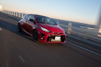 専用3ドアボディーを採用した目的はエアロダイナミクスの追求。ルーフの後端を下げることでリアスポイラーに風が当たるようにしてダウンフォース量を稼いでいる。