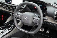 上下がフラットなステアリングホイールは2本スポークではなく、縦のスポークにだけピアノブラックが使われている。ACC等の操作系はステアリングスイッチを使う（シトロエンでは）最新のタイプ。