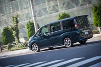 サスペンションにはハイブリッド車専用のチューニングが施されている。さらに最上級グレードである「ハイブリッドG・EX Honda SENSING」（テスト車）には、走行中に発生する車体のゆがみや微振動を減衰させる「パフォーマンスダンパー」も装備される。