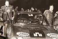 1976年のひとこま。写真右がパオロ氏。