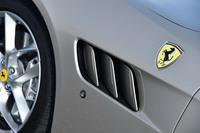 フロントフェンダー部に見られる特徴的なエアベント。スクーデリア・フェラーリのエンブレム（写真右上）はオプションとして用意される。