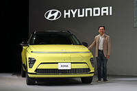 ヒョンデ モビリティ ジャパンの趙 源祥（チョ・ウォンサン）代表取締役CEOと「コナ」。