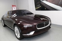 ヴォランディア航空公園博物館のベルトーネ展示館から。ロビンソン氏による2011年の「ベルトーネ・ジャガーB99」。発表時のスペックによると、動力は電気モーター2基＋1.4リッターエンジンであった。