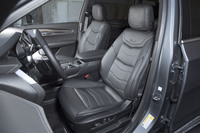 ゆったりとしたシートの表皮には、セミアニリン仕上げのレザーを採用。1列目シートには電動調整機構やヒーター、ベンチレーションなどの機能が備わる。