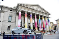 BMWは1997年以来、バイエルン国立歌劇場のグローバルパートナーを務めている。これは2023年7月撮影のもので、「BMW i5」がディスプレイされている。