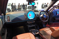 厚みのあるダッシュボードを除くと、インストゥルメントパネルまわりのコンセプトは「MINIクーパー3ドア」と共通。各部の質感の高さは、さすがMINIだ。